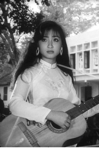 Singing in the Rainy Afternoon  
(Hát Giữa Chiều Mưa) 